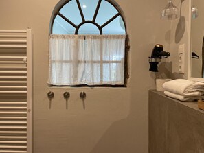 Apartment | Bathroom | Towels - Grosszuegige Ferienwohnung mit Garten (Saal)