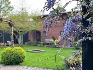 Apartment | Exterior - Grosszuegige Ferienwohnung mit Garten (Saal)