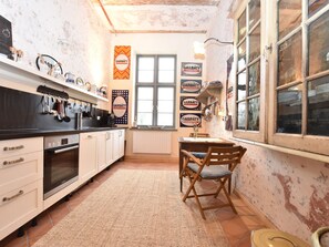 Apartment | Private kitchen | Stovetop, electric kettle - Charmante Wohnung mit Terrasse in Steffenshagen (Steffenshagen)