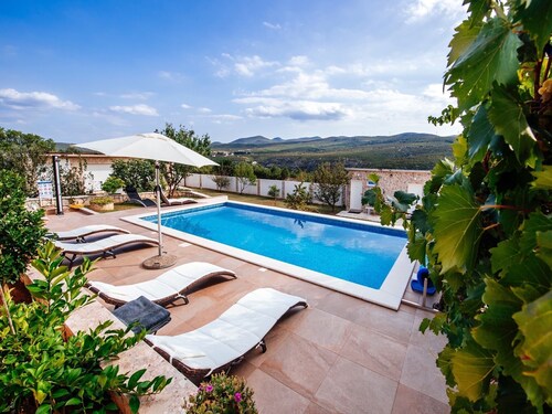 Stunning Villa in Zaton Obrovacki With Swimming Pool