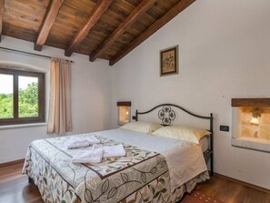 Villa | 5 bedrooms, individually furnished, iron/ironing board - Spacious Villa in Tinjan With Pool (Tinjan)