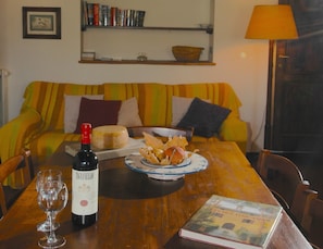 Villa | Living room - Agriturismo near Cortona with Spacious Garden & Swimming Pool (Cortona)