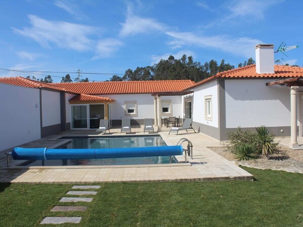Villa | Pool | Indoor pool, outdoor pool - Villa With Private Wellness and Pool (Caldas da Rainha)