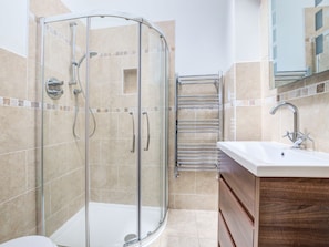 Combined shower/bathtub, towels - Modern Apartment in Torquay Devon With Private Garden (Torquay)