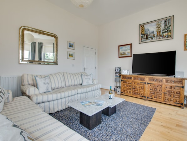 Living room - Modern Apartment in Torquay Devon With Private Garden (Torquay)