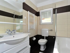 Villa | Badezimmer | Duschwanne, Handtücher