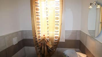 Rumah | Kamar mandi | Shower dan handuk