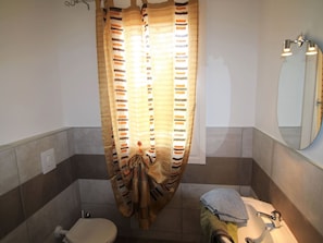 House | Bathroom | Shower, towels - Holiday Home in the Reserve of Delta del Po, Wi-fi, Pets Allowed, Swimming Pool (Ariano nel Polesine)