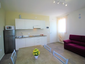 House | Private kitchen | Fridge, microwave - Holiday Home in the Reserve of Delta del Po, Wi-fi, Pets Allowed, Swimming Pool (Ariano nel Polesine)