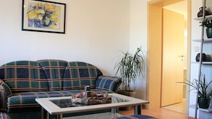 Apartment | Living room - Modern Apartment in Kröpelin With Camping Cot (Kroepelin)