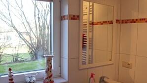 Apartment | Bathroom - Modern Apartment in Kröpelin With Camping Cot (Kroepelin)