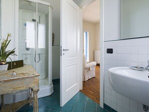 Villa | Badkamer | Een douche