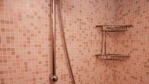 Villa | Bathroom | Shower, hair dryer - Detached Villa in Rosolina Mare near Sea (Rosolina)
