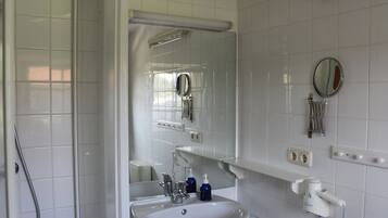 Apartment | Badezimmer | Dusche, Handtücher