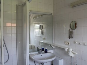 Apartment | Bathroom | Shower, towels