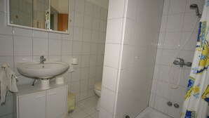 Apartment | Bathroom - Spacious Apartment in Drage With Parking (Pakostane)