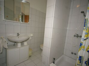 Apartment | Bathroom | Shower, towels - Spacious Apartment in Drage With Parking (Pakostane)