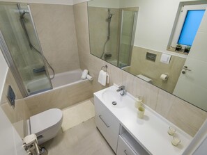 Villa | Badezimmer | Badewanne, Haartrockner, Handtücher