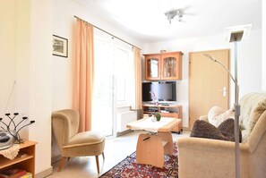 Apartment | Living room - Quaint Apartment in Pepelow near Sea (Am Salzhaff)