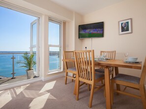 Dining - Beautiful Apartment in Torquay With Sea View (Torquay)