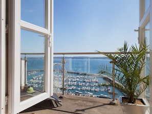 Balcony - Beautiful Apartment in Torquay With Sea View (Torquay)