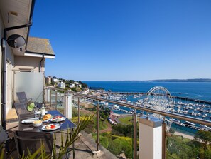 Balcony - Beautiful Apartment in Torquay With Sea View (Torquay)