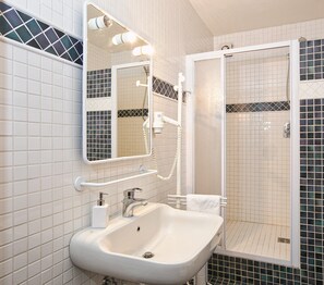 Apartment | Bathroom - Apartment in Predazzo Near Dolomiti Superski (Predazzo)