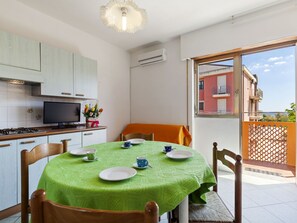 Dining - Cute Beachfront Apartment in Rosolina Mare near Venice (Rosolina)