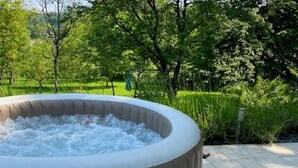 A hot tub in an outdoor setting surrounded by greenery. - Lovely Holiday House With Big, Private Garden, Near Well Known SPA Centre (Tuhelj)