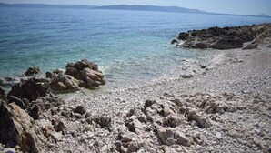 A rocky beach with clear water and distant mountains. - Lovely Holiday House With Big, Private Garden, Near Well Known SPA Centre (Tuhelj)
