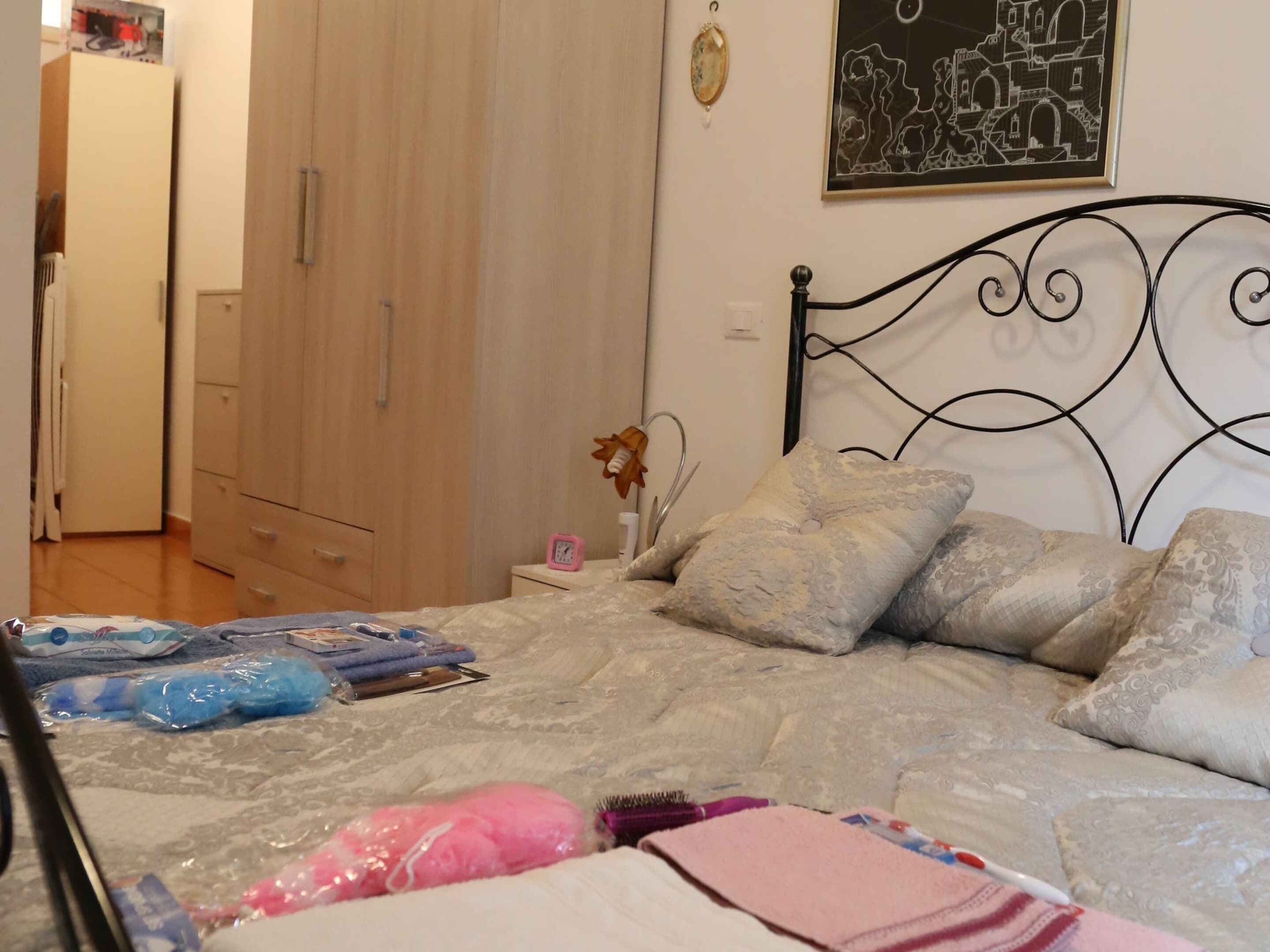 2 bedrooms, iron/ironing board, bed sheets