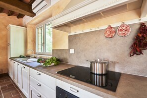 Villa | Cuisine privée | Chaise haute, batterie de cuisine, vaisselle et ustensiles