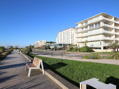 Cozy 2-Room Apartment Near Beach and Shops – Elevator, Balcony, and Modern Amenities