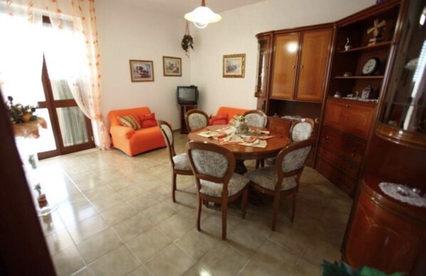 Apartment, 3 Schlafzimmer | Essbereich im Zimmer