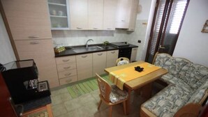Refrigerador con freezer, horno, placa de cocina, utensilios de cocina
