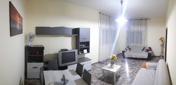 Apartment, 2 Schlafzimmer | Wohnbereich | Flachbildfernseher