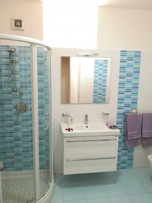 Villa, 4 Bedrooms | Bathroom | Shower, rainfall showerhead, free toiletries, hair dryer