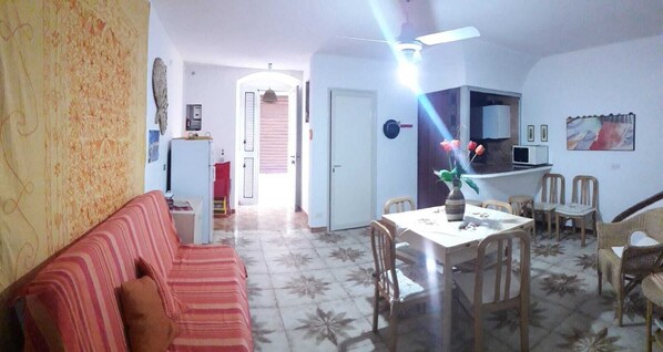 Departamento, 3 habitaciones | Área de sala de estar | Televisión de pantalla plana 