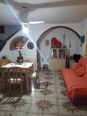 Departamento, 3 habitaciones | Área de sala de estar | Televisión de pantalla plana 