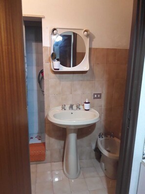Departamento, 3 habitaciones | Baño | Regadera, regadera tipo lluvia, amenidades de baño gratuitas 