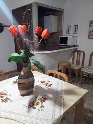 Apartment, 3 Schlafzimmer | Essbereich im Zimmer