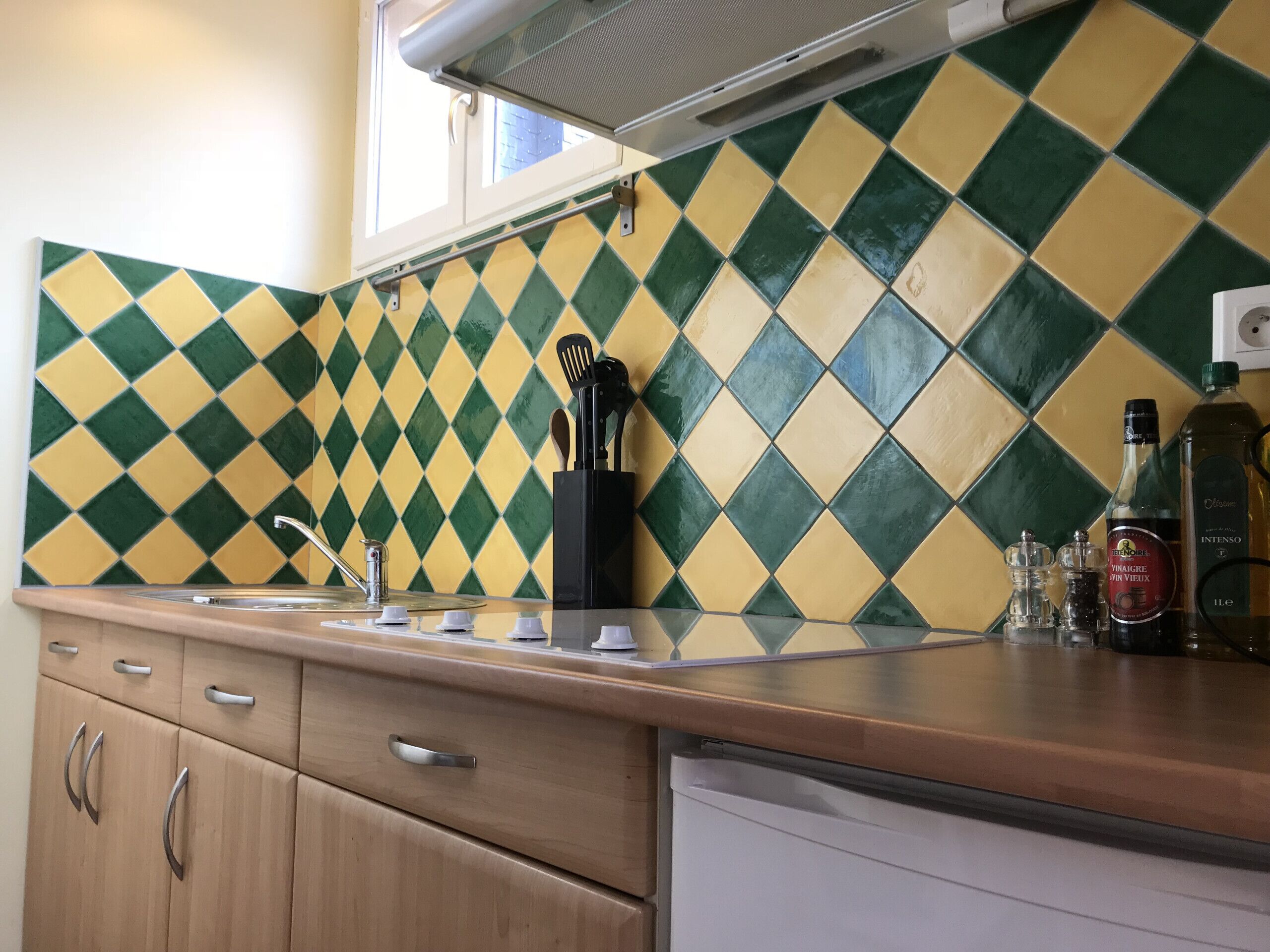 Køleskab, mikrobølgeovn, opvaskemaskine, kaffe-/temaskine