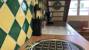 Køleskab, mikrobølgeovn, opvaskemaskine, kaffe-/temaskine