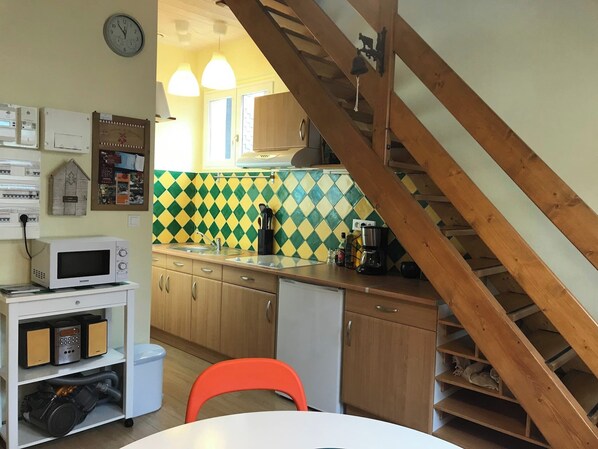 Fridge, microwave, dishwasher, coffee/tea maker