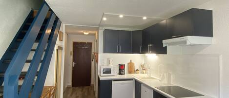 Fridge, microwave, dishwasher, coffee/tea maker