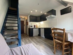 Coffee/tea maker, fridge, microwave, dishwasher - Pied télécabine avec parking couvert, T2 bis 5pers (Cauterets)