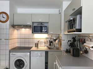 Refrigerador, microondas, lavavajillas y cafetera y tetera