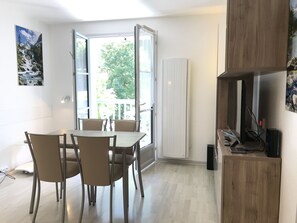 Dining - T2 +alcove, récent 4/5 pers. Parking. Balcon. Wifi (Cauterets)