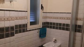 Departamento, 1 habitación | Baño | Regadera, secadora de cabello, bidet, toallas