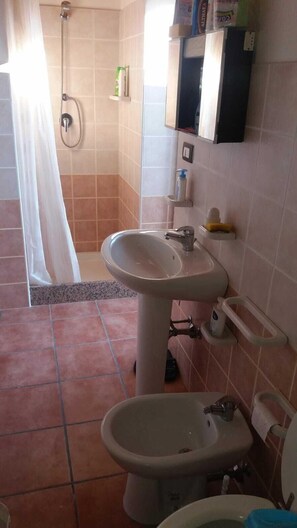 Apartment, 2 Schlafzimmer | Badezimmer